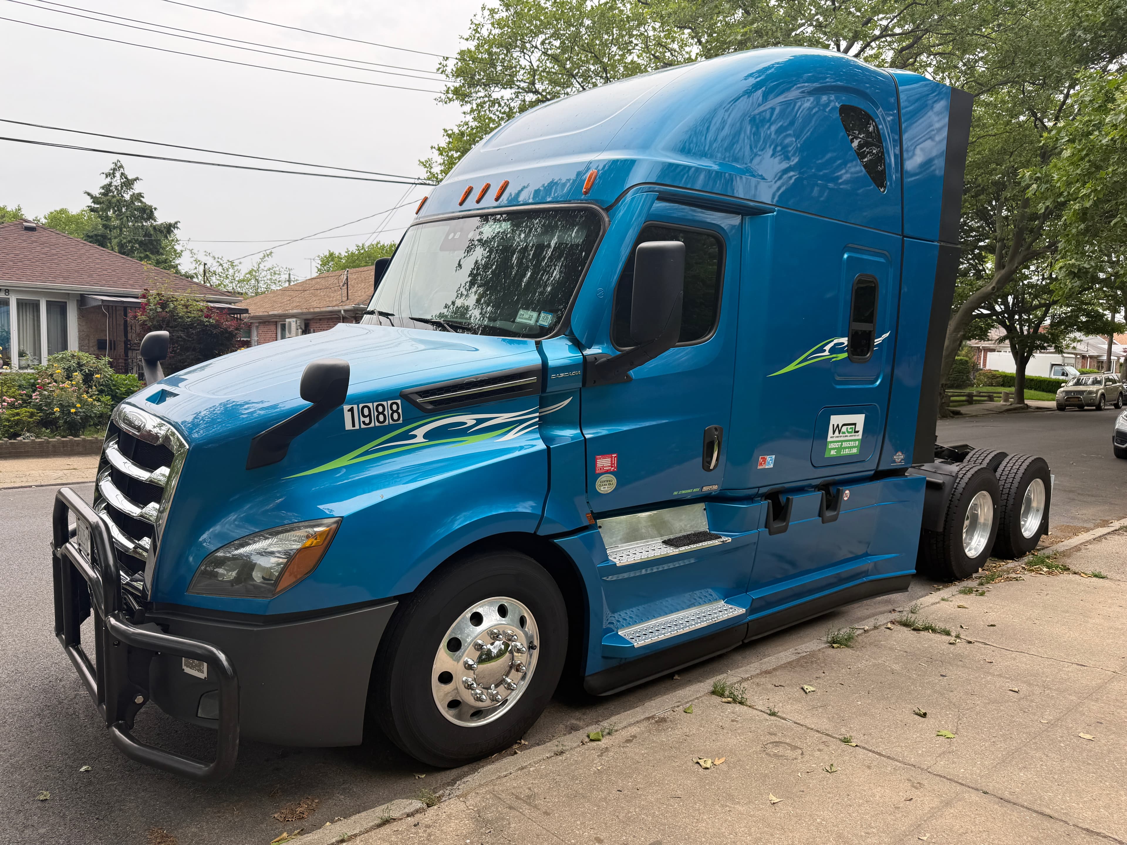 2022 Freightliner Cascadia — 180K Miles, DD15, Like New